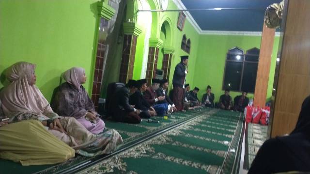 Tarawih Keliling di Desa Lengkong Kecamatan Garung